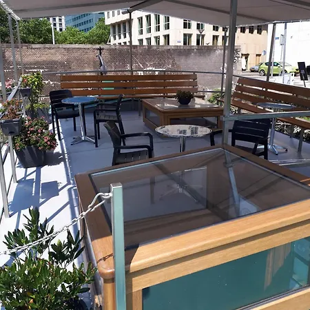 Boat On Water Hele Schip *