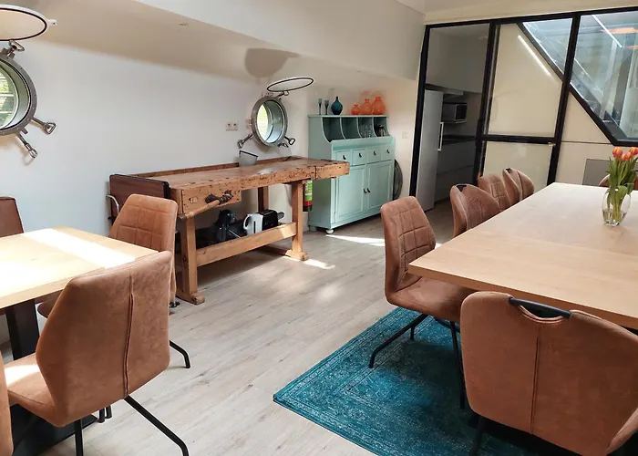 Boat On Water Hele Schip Botel