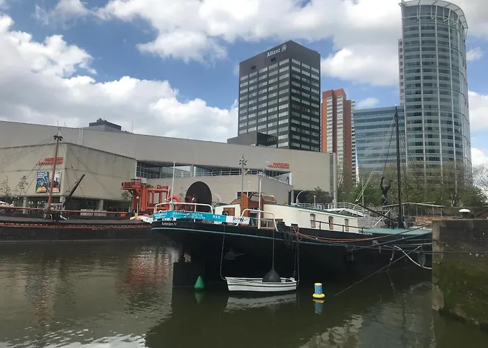 Botel Boat On Water Hele Schip *