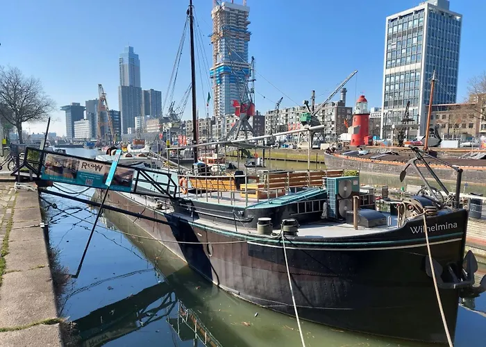 Boat On Water Hele Schip Botel Rotterdam