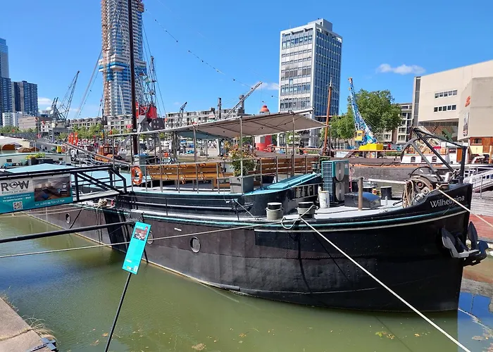 Boat On Water Hele Schip Роттердам