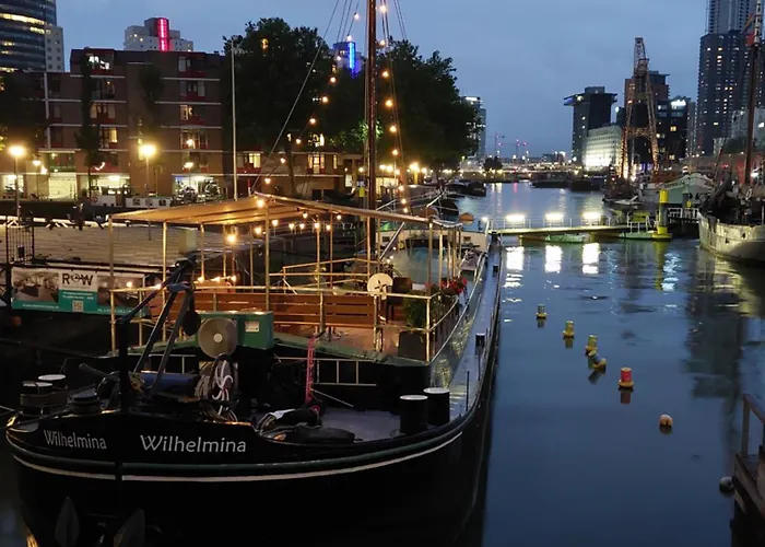 Boat On Water Hele Schip
