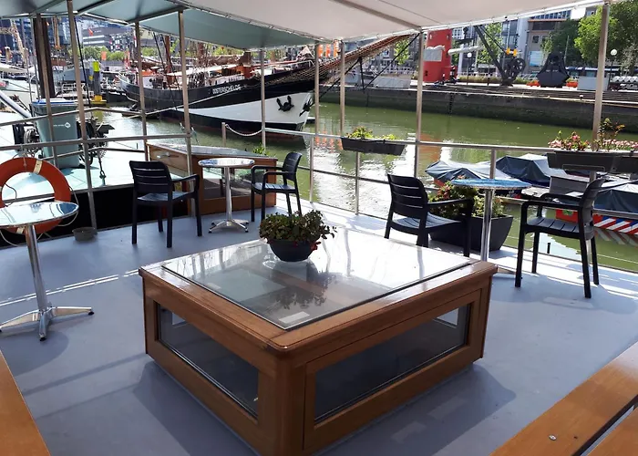 Botel Boat On Water Hele Schip